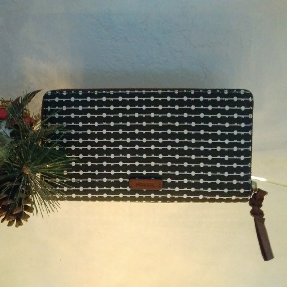 Fossil Handbags - NWT FOSSIL RFID PROTECTED WALLET CASE ORGANIZER